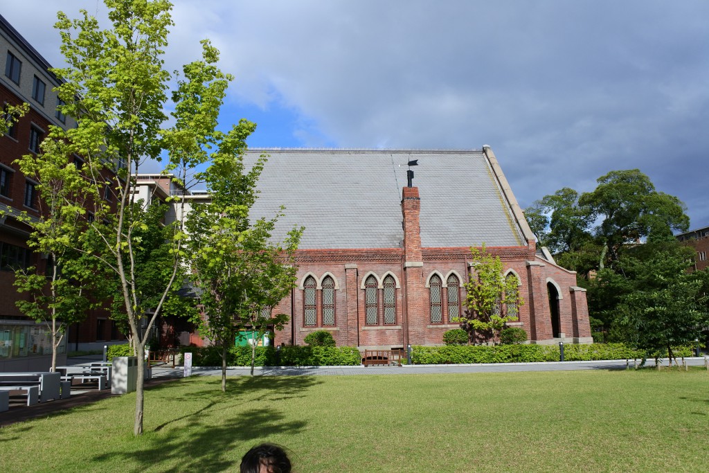 煉瓦造の教会とキャンパス
